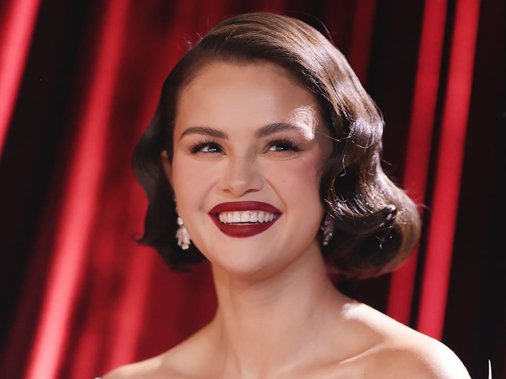 Selena Gomez Embraces Old Hollywood Style at the 2026 Golden Globes Gomez